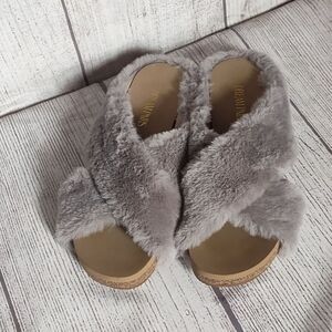 DREAM PAIRS Comfy Fuzzy Slide Slippers NWOT Grey Women's Size 7
